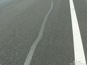 新绛贴缝带 高效修补公路裂缝的新选择